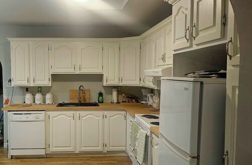 Charming 3-bedroom farmhouse in  Grand Falls-Windsor with BBQ, gardens, pets wel