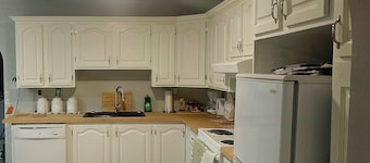 Charming 3-bedroom farmhouse in Grand Falls-Windsor with BBQ, gardens, pets wel