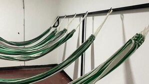 Una habitación con piso de baldosas, paredes blancas y zócalo negro.