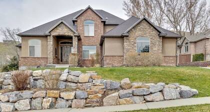 Spacious Hillside Haven | Massage | Patio
