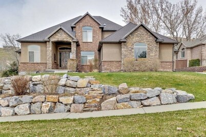 Spacious Hillside Haven | Massage | Patio