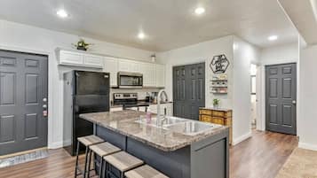 Coffee/tea maker, fridge, microwave, oven