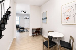 Et moderne interiør med trappe, spiseplads og kunstværker.