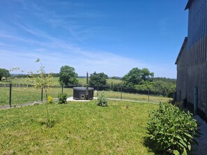 Un espace extérieur clos, comprenant une petite construction, un bâtiment et un ciel dégagé.