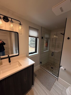 Towels, soap, toilet paper - Beautiful 4-bedroom home in scenic Ouray, ideal for families and groups (Ouray)