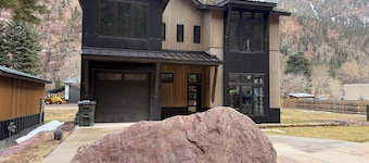 Beautiful 4-bedroom home in scenic Ouray, ideal for families and groups