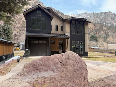 Beautiful 4-bedroom home in scenic Ouray, ideal for families and groups