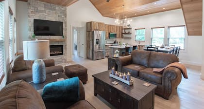 Luxury Barndominium w/ Hot Tub, Wifi & Trout Fishing