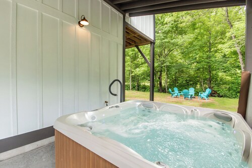 Luxury Barndominium w/ Hot Tub, Wifi & Trout Fishing