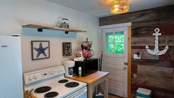Coffee/tea maker, fridge, microwave, oven