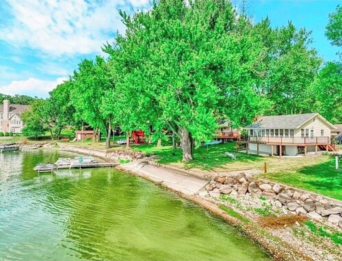 Cozy 2-bedroom house on peaceful Lake Koshkonong