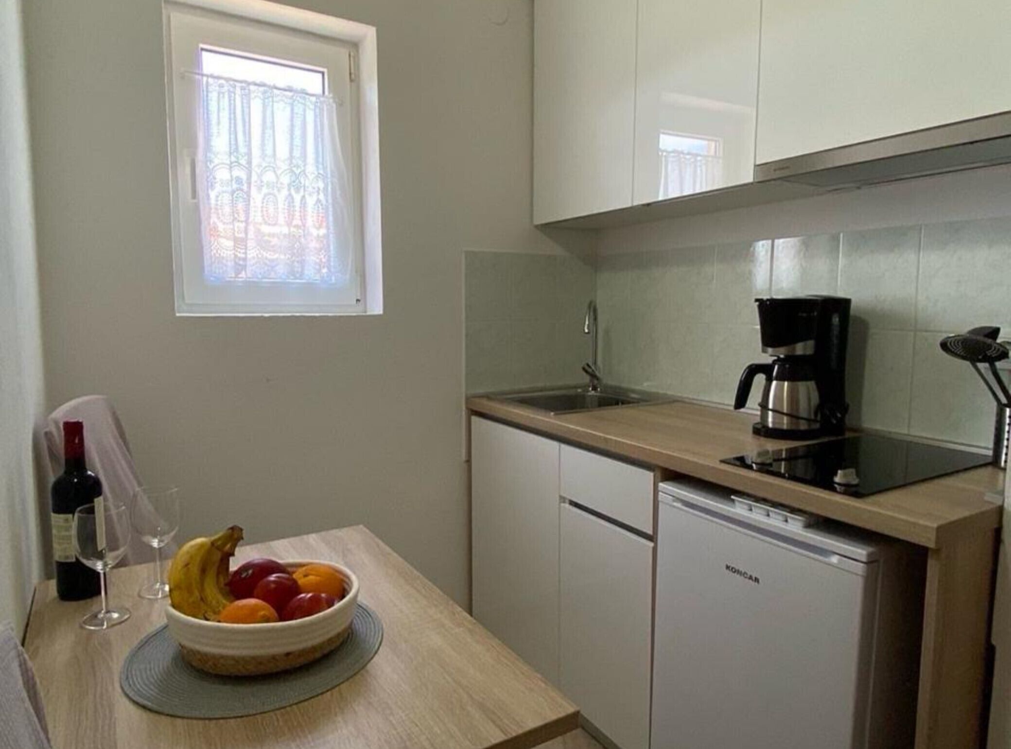 Coffee/tea maker, fridge, oven, toaster
