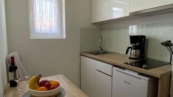 Coffee/tea maker, fridge, oven, toaster