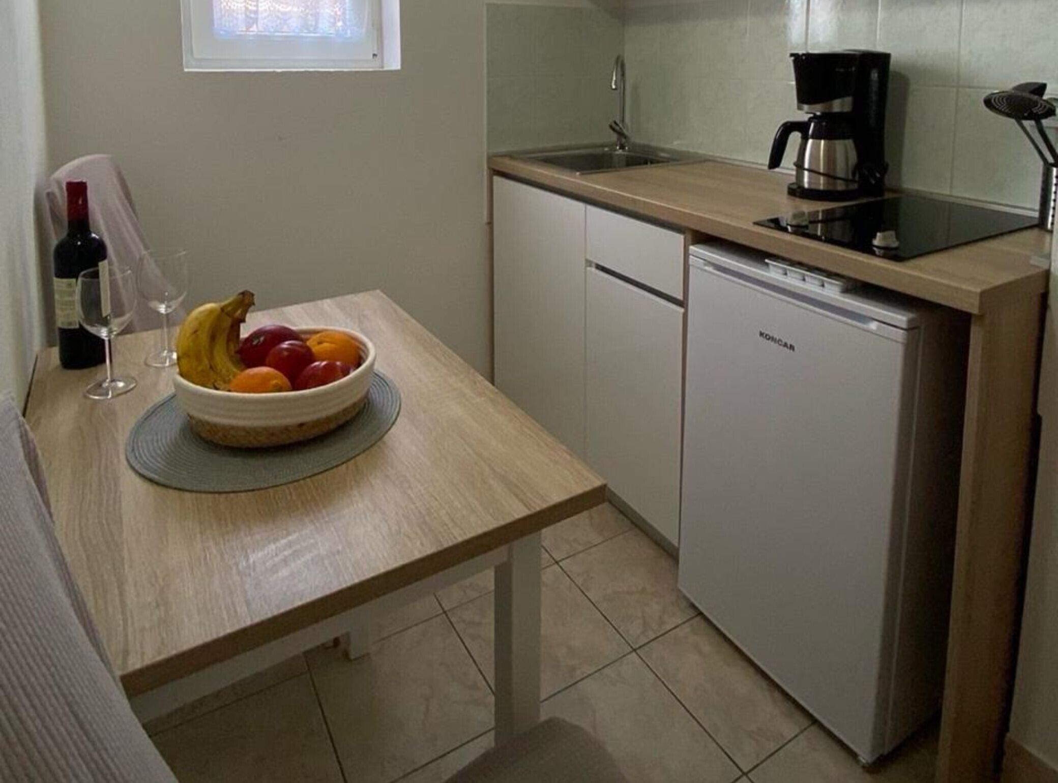 Wasserkocher mit Kaffee-/Teezubehör, Kühlschrank, Ofen, Toaster