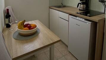 Wasserkocher mit Kaffee-/Teezubehör, Kühlschrank, Ofen, Toaster