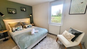 3 habitaciones, tabla de planchar con plancha, wifi y ropa de cama 
