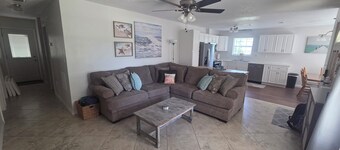 Emerald Coast 3-bedroom house in lovely Navarre, 1/2 acre lot, 5 min from Beach