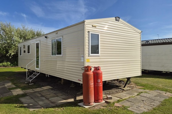 Enjoy a break in Kent at this stunning 6 berth caravan with decking. Sleeping 6 its the perfect place for a UK staycation this summer.