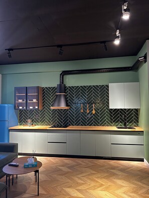 Deluxe Apartment, 2 Bedrooms, City View | Private kitchen