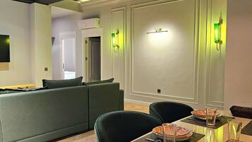 Deluxe Apartment, City View | Dining