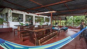 Outdoor dining - Cozy 1-bedroom apartment with AC in tranquil Quepos (Quepos)