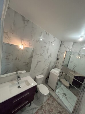Haartrockner, Handtücher, Toilettenpapier