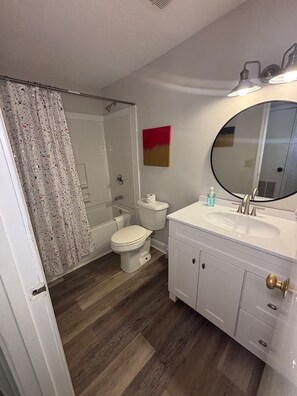 Haartrockner, Handtücher, Seife, Toilettenpapier