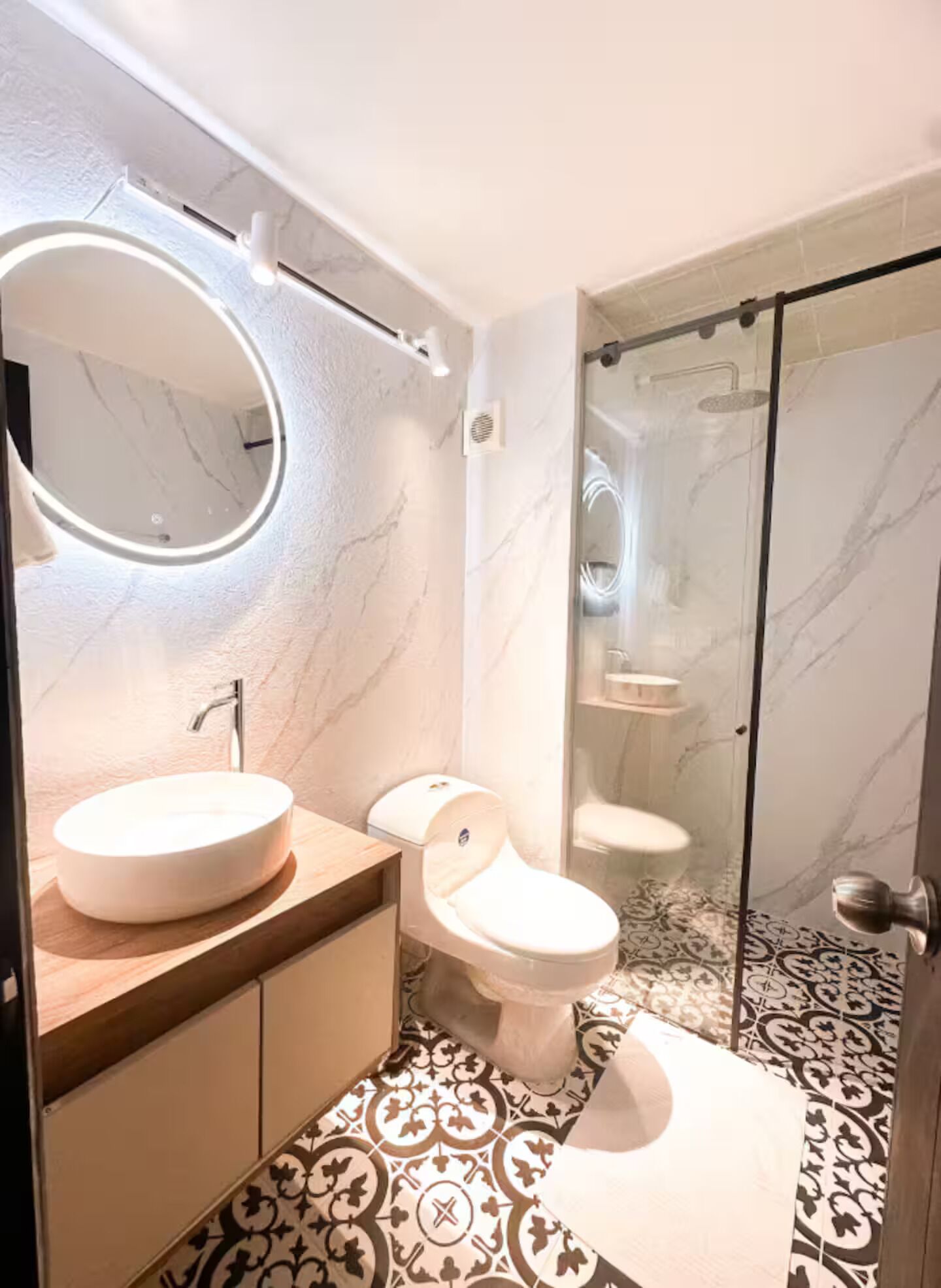 Secadora de cabello, toallas, jabón, papel de baño 