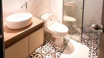 Secadora de cabello, toallas, jabón, papel de baño