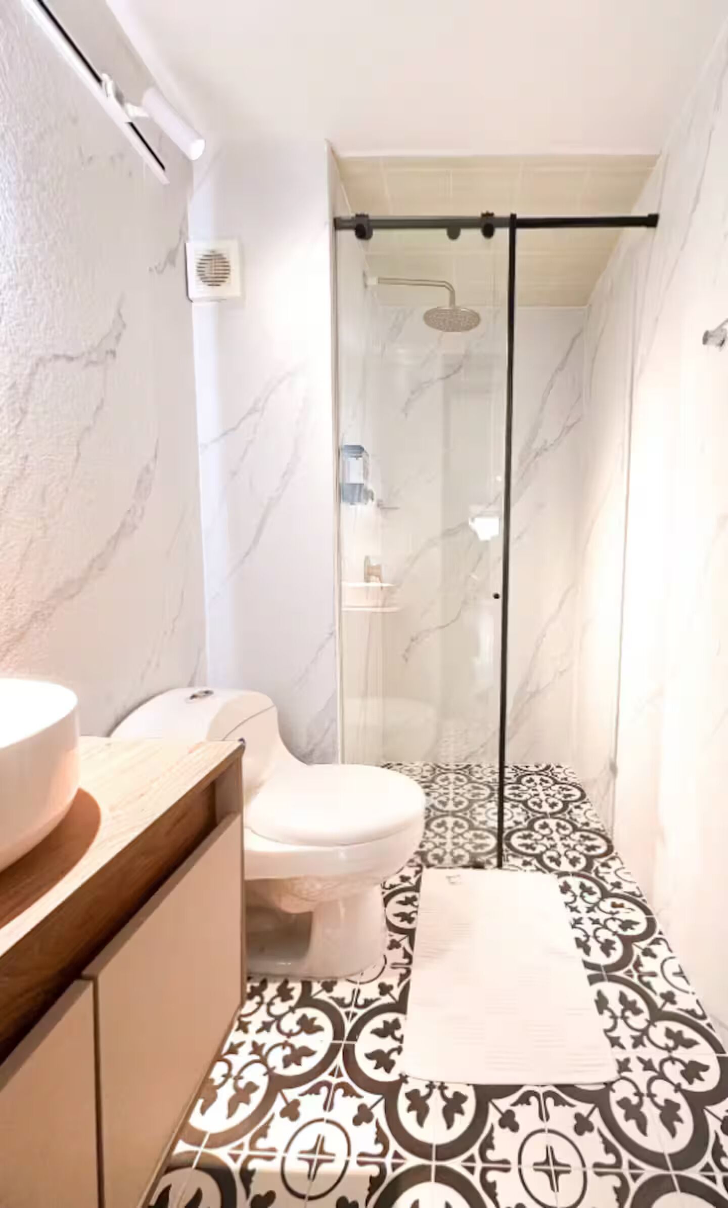 Secadora de cabello, toallas, jabón, papel de baño 