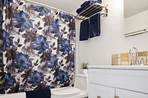 Haartrockner, Handtücher, Seife, Toilettenpapier