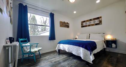 Private Nashville Guest Suite with Sunroom & Records - 1 Exit from Opryland