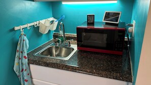 Frigorifero, microonde, macchina per tè/caffè, bollitore elettrico