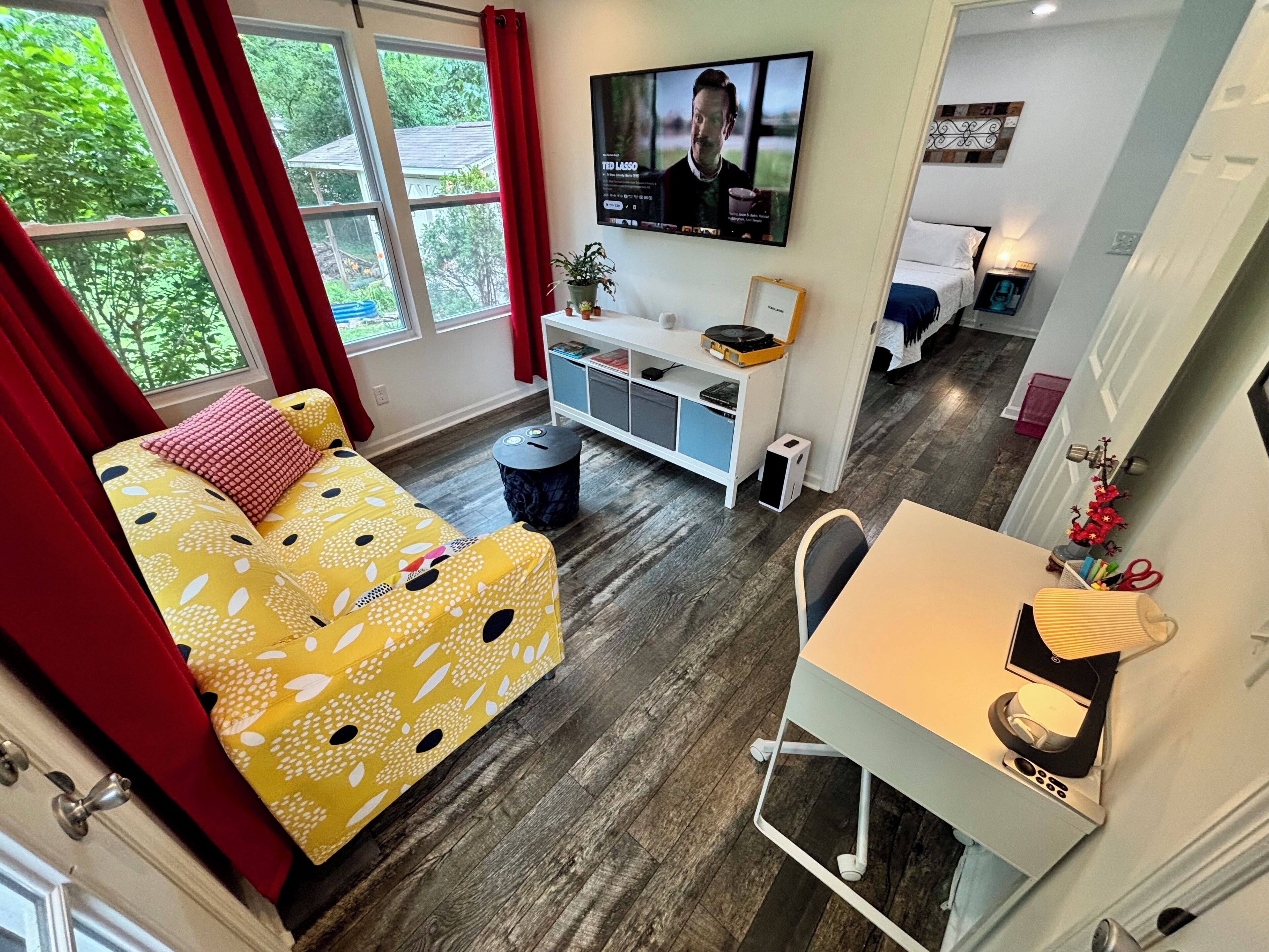 Sunroom with 55" HDTV, streaming services (some provided or log into your own ap