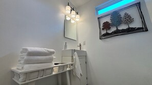 Doccia, asciugacapelli, asciugamani, sapone