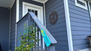 Et hus med blå facade, en trætrap og et skilt, der viser 'Nashville Suite'.