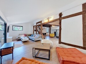 Ein modernes Wohnzimmer mit einer Couch, einem Couchtisch und einem Kamin.