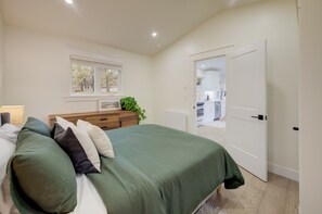 Room - Midtown Suite Escape | Central, New Coach House In Kitchener (Kitchener)