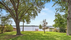 A grassy yard with trees and a view of a lake. - Toledo Bend Lake House: Peaceful Retreat with Direct Waterfront Access (Hemphill)