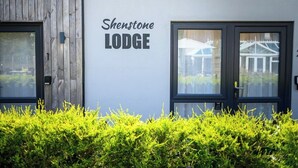Un edificio con un letrero que dice 'Shenstone LODGE' y dos ventanas.