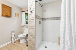 Een douche, een haardroger, handdoeken, zeep