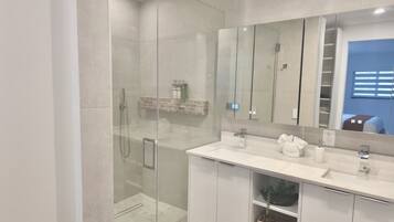 Luxury House, Ensuite, Pool View | Bathroom