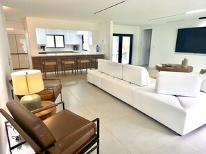 Luxury House, Ensuite, Pool View | Ruang Istirahat