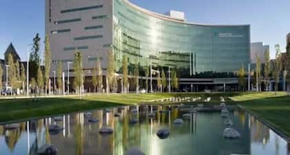 9 BR Movie Theater Duplex Near Cleveland Clinic!
