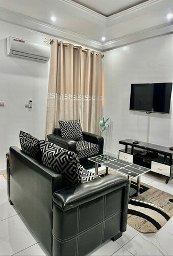 Apartment 5 minutes from Yamoussoukro stadium and university. Hotel services