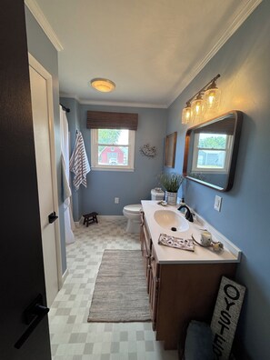 Hair dryer, bidet, towels, soap - Cozy 2BR home with AC in charming Secretary, 15 mins to downtown Cambridge MD (Secretary)