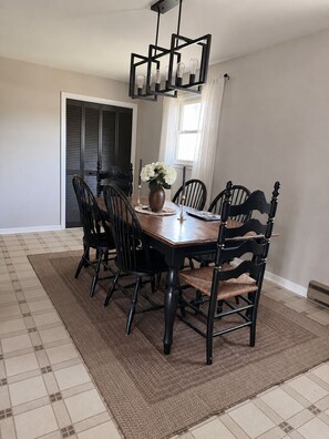 Dining - Cozy 2BR home with AC in charming Secretary, 15 mins to downtown Cambridge MD (Secretary)
