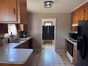 Private kitchen - Cozy 2BR home with AC in charming Secretary, 15 mins to downtown Cambridge MD (Secretary)