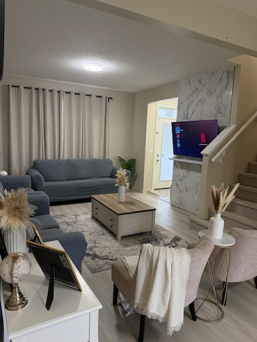 Stylish Family Home | 3 Bedrooms | Close to Airport & City