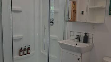Dusche, Haartrockner, Handtücher, Seife